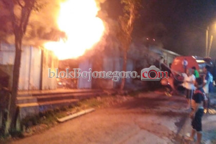Diduga Korsleting, Kios Pertanian dan  Elektronik Ludes Terbakar
